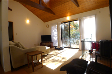 南東向きで明るいリビングダイニング