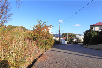 南側道路接道状況、東方向を撮影