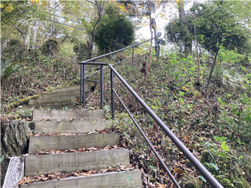 アプローチ階段は枕木で整備されています。