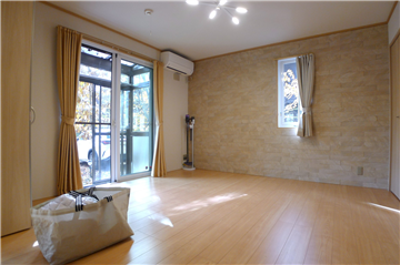 洋室1（サンルーム方向を撮影）