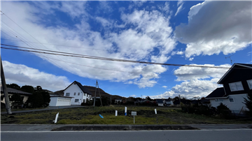 西側接道から敷地東方向を撮影