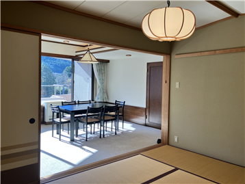 和室1から見えるリビング・ダイニング