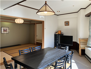 リビング・ダイニングと繋がる和室1を南西方向から撮影