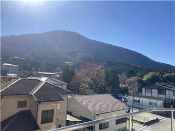 リビング・ダイニングからの箱根外輪山の山並み