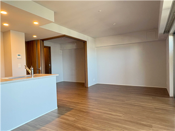 リビング・ダイニングから洋室3方向を撮影