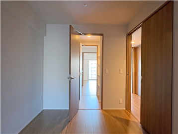 洋室1からウォークスルークローゼット、洋室3、LD方向を撮影