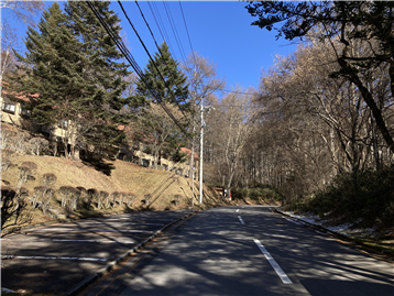 夏季のみ８Ｏ棟前では茅野駅からの循環バスが利用可能です。