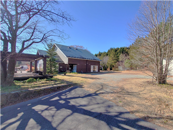 敷地内東側より建物方向