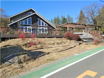 接面道路の南側より敷地内建物方向