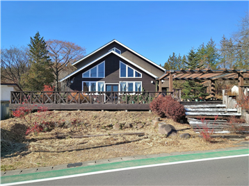 接面道路南東側より敷地内建物方向