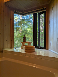 浴室の小窓から自然を眺められます。