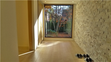 玄関からホール越しにお庭を望む