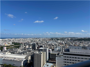 バルコニーから那覇市街、東シナ海を一望／北東方向を撮影