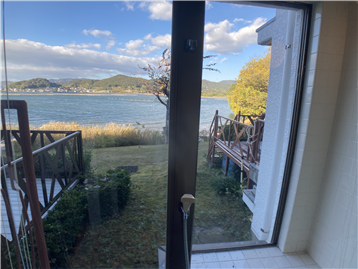 浴室窓越しに見る猪鼻湖の眺め