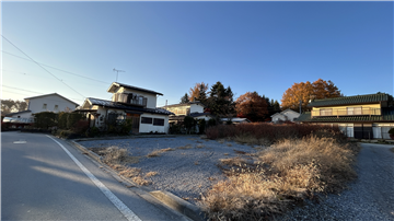 南側前面道路より敷地を撮影（北西方向を撮影）