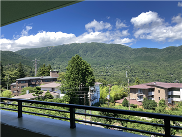 バルコニーからの箱根外輪山の眺望