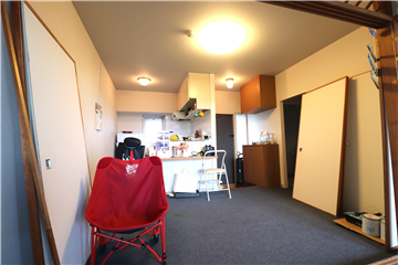 ダイニング・キッチン(キッチン方向を撮影)