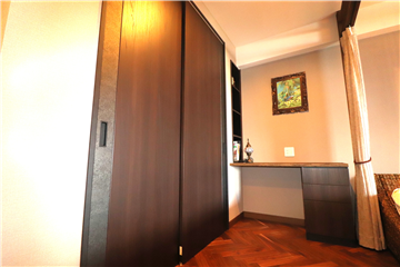 洋室の収納と机