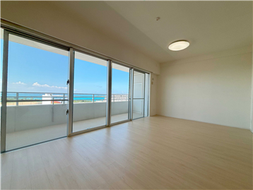 オーシャンビューのLDK／キッチン側から撮影