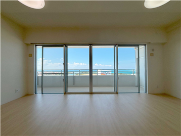 オーシャンビューのLDK／LDK入り口扉付近から撮影