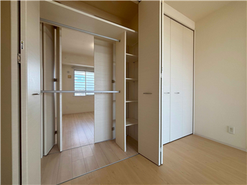 洋室3と洋室2をつなぐウォークスルークローゼット
