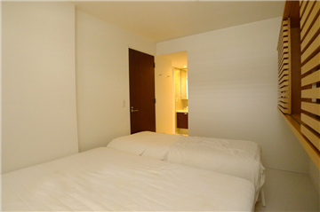 洋室は収納を撤去、洗面台・浴室・ホールに行き来できます