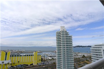 バルコニーから北西向きに見える和歌浦湾