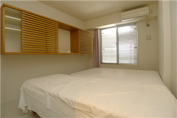 吊戸棚がある洋室(約6.2畳)