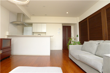 LDK(約14.8畳)/バルコニー側よりキッチン方向を撮影