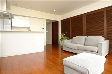 LDKの壁一面には充実した収納スペースあり