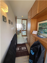 玄関からLDK方向を撮影