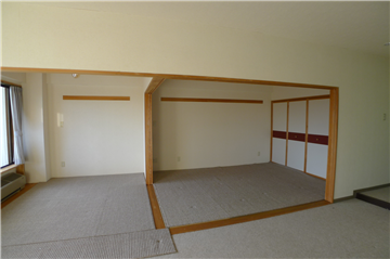 LDK内の畳スペースと和室