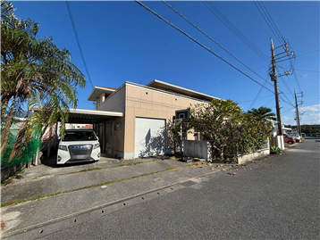 ビルトインガレージとカーポート付きの外観