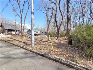 接面道路の南側より敷地内北方向