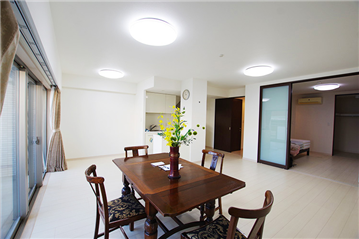 リビングダイニングキッチン／キッチン方向を撮影