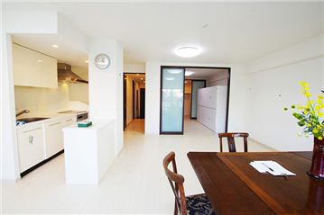 リビングダイニングキッチン／入口方向を撮影