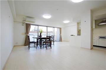 リビングダイニングキッチン／洋室側から撮影