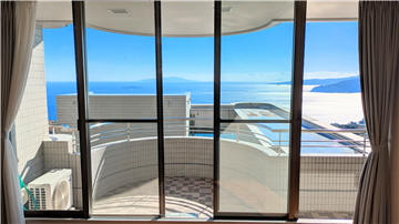 室内から海上花火大会を望みます