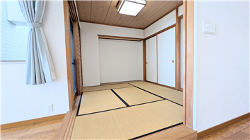 約5.8畳の和室/吹き抜けに面しています