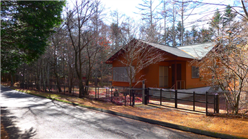 東側前面道路より敷地内（南西方向を撮影）