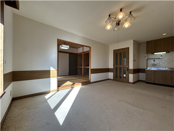 LDK(入口方向を撮影/リフォーム・補修等前)