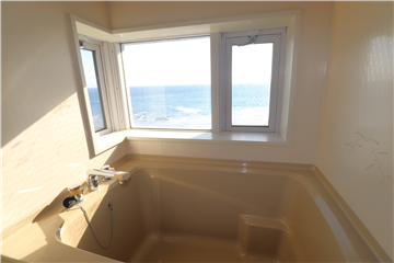 浴室窓からも海を望みます