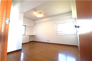 洋室は2面に窓があります