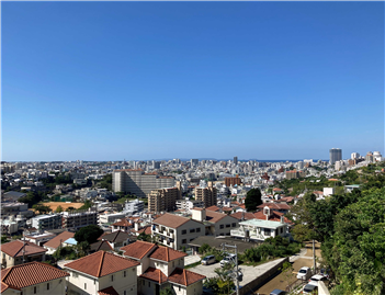 晴れた日はルーフバルコニーから那覇市街、慶良間諸島を一望