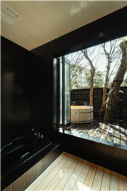 浴室から露天風呂方向を撮影