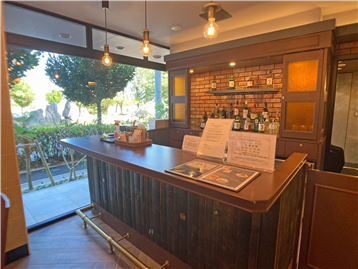 ウミマエラウンジではアルコールやソフトドリンクを提供（有料）