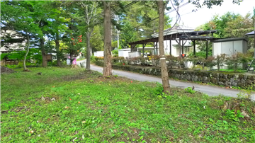 敷地から見た前面道路（北東側を撮影）