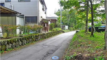 前面道路（南東方向を撮影）
