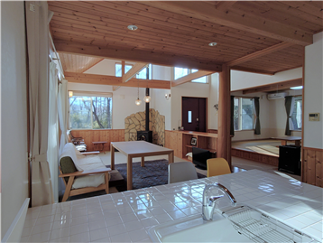 LDKのキッチン側よりリビング方向