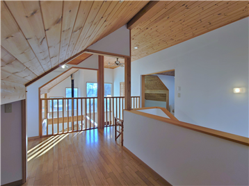 フリースペースの北東側角より吹抜方向